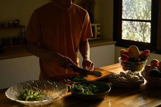 Bucătar pregătind masa